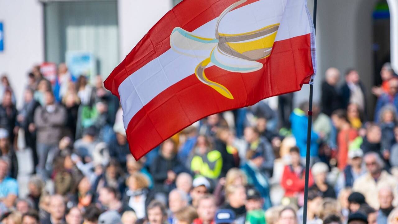 Am 18. Oktober 2020 trafen sich rund 350 Kritiker der Corona-Maßnahmen zum Protest auf dem Residenzplatz. 