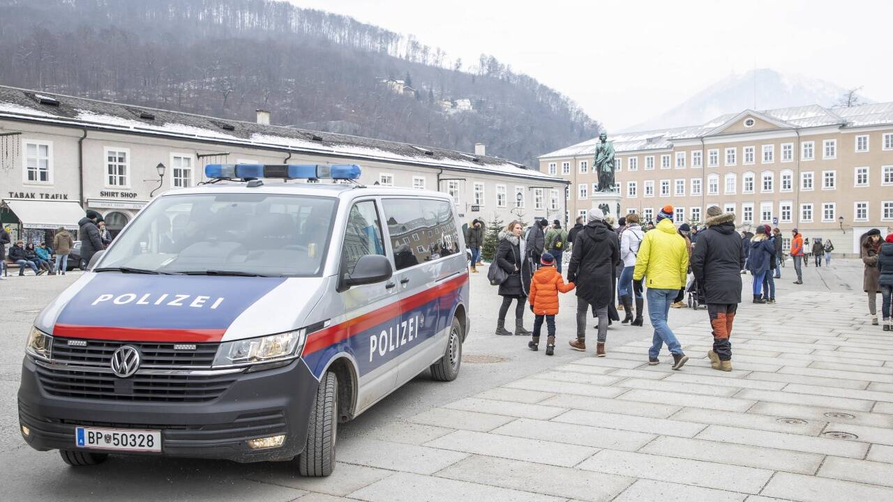 Die Polizei war deutlich präsenter als noch vor einer Woche am Mozartplatz, wo der „Spaziergang“ startete und endete. 