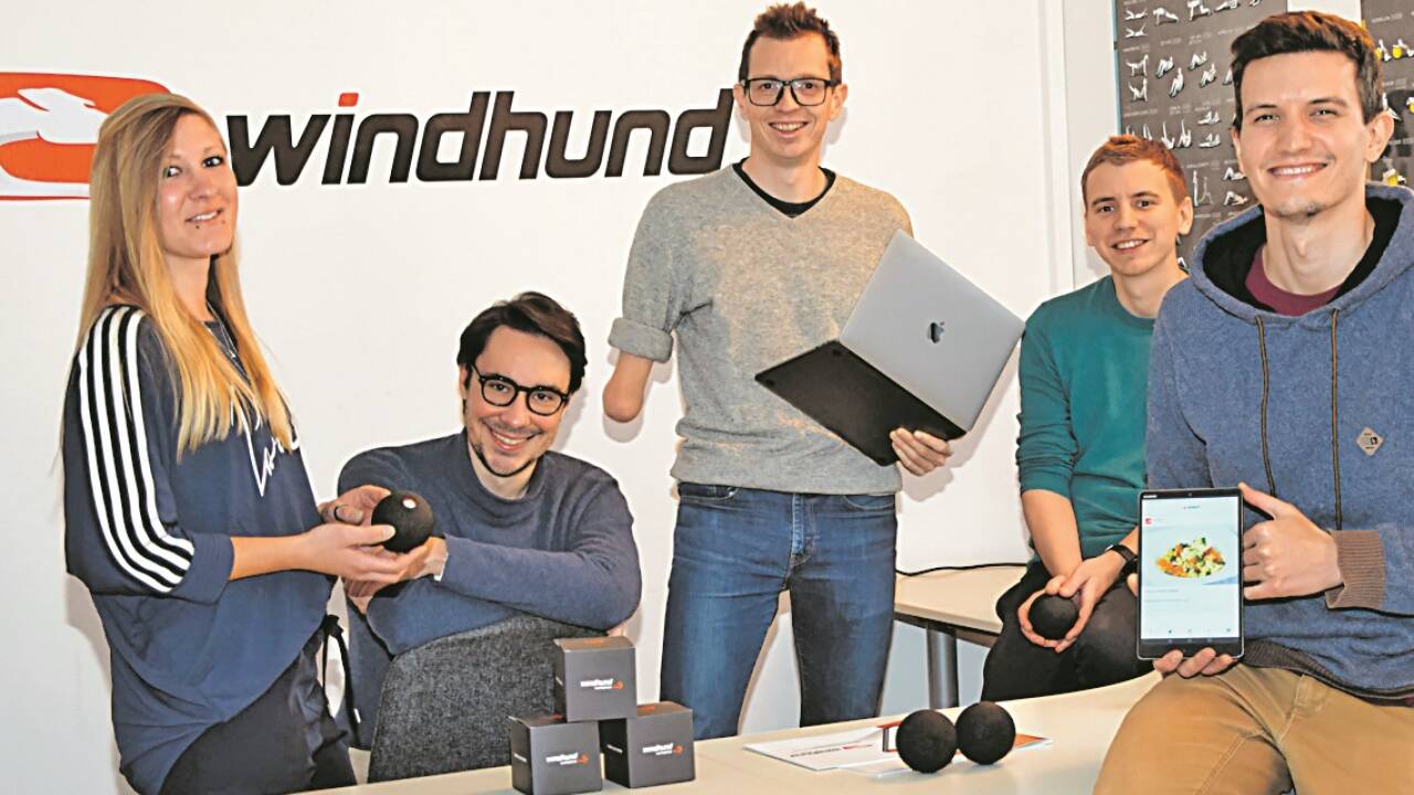 Spitzensportler und „windhund“-Gründer Günther Matzinger (M.) mit einem Teil seines jungen Teams: Sonja, Ludwig, Simon und Mike (v. l.).  