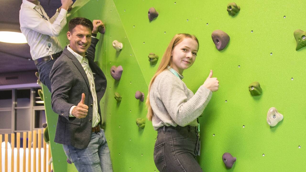 Der Karriere-Check wurde speziell für Maturanten entwickelt, um nach der Matura die richtige Berufswahl zu treffen. Im Bild Adrian Wagner und Alexandra Hof mit Leiter Lukas Mang (Mitte).   Der Karriere-Check wurde speziell für Maturanten entwickelt, um nach der Matura die richtige Berufswahl zu treffen. Im Bild Adrian Wagner und Alexandra Hof mit Leiter Lukas Mang (Mitte).