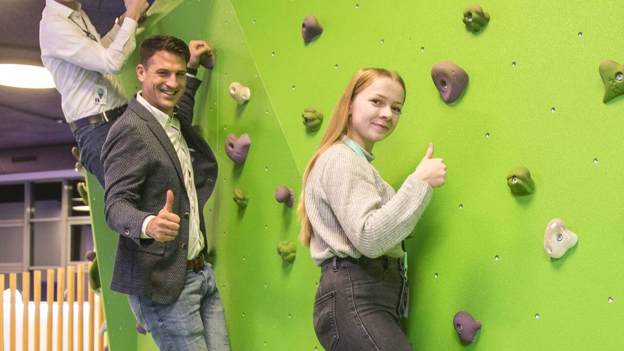 Der Karriere-Check wurde speziell für Maturanten entwickelt, um nach der Matura die richtige Berufswahl zu treffen. Im Bild Adrian Wagner und Alexandra Hof mit Leiter Lukas Mang (Mitte).  