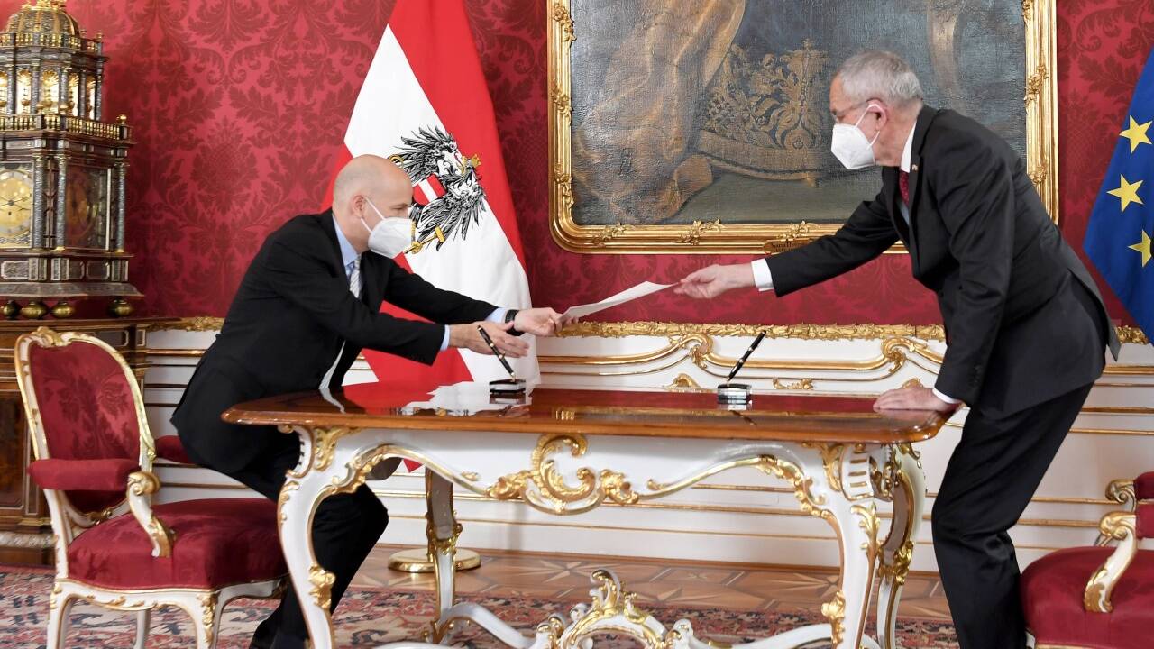 Martin Kocher ist am Montag in der Hofburg von Bundespräsident Alexander Van der Bellen als neuer Arbeitsminister angelobt worden. 