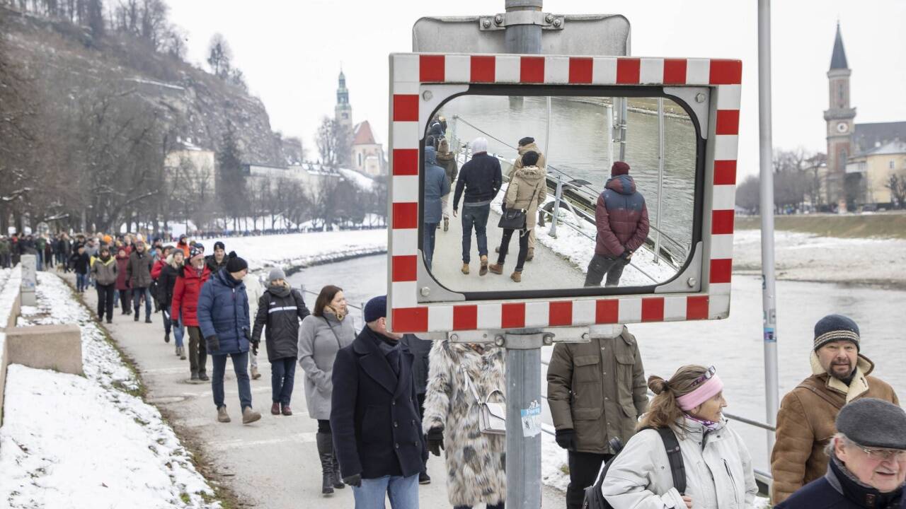 An dem „Spaziergang“ entlang der Salzach beteiligten sich rund 500 Menschen. 