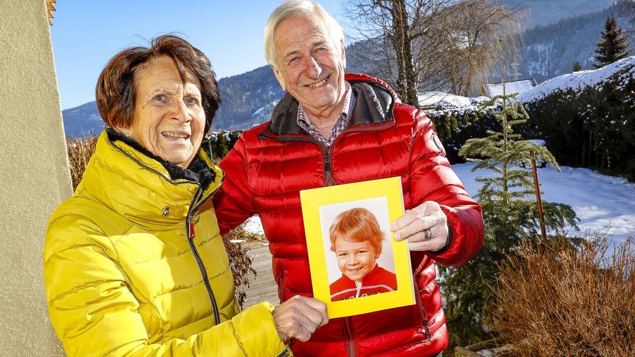 Elfriede und Edi Kocher mit einem Kindheitsfoto von Neominister Martin Kocher. Elfriede und Edi Kocher mit einem Kindheitsfoto von Neominister Martin Kocher.