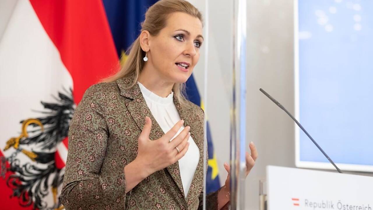 Der Erklärungsbedarf für die aufgrund eines Plagiats-Verdachts zurückgetretene Ex-Arbeitsministerin Christine Aschbacher (ÖVP) wird nicht kleiner.  
