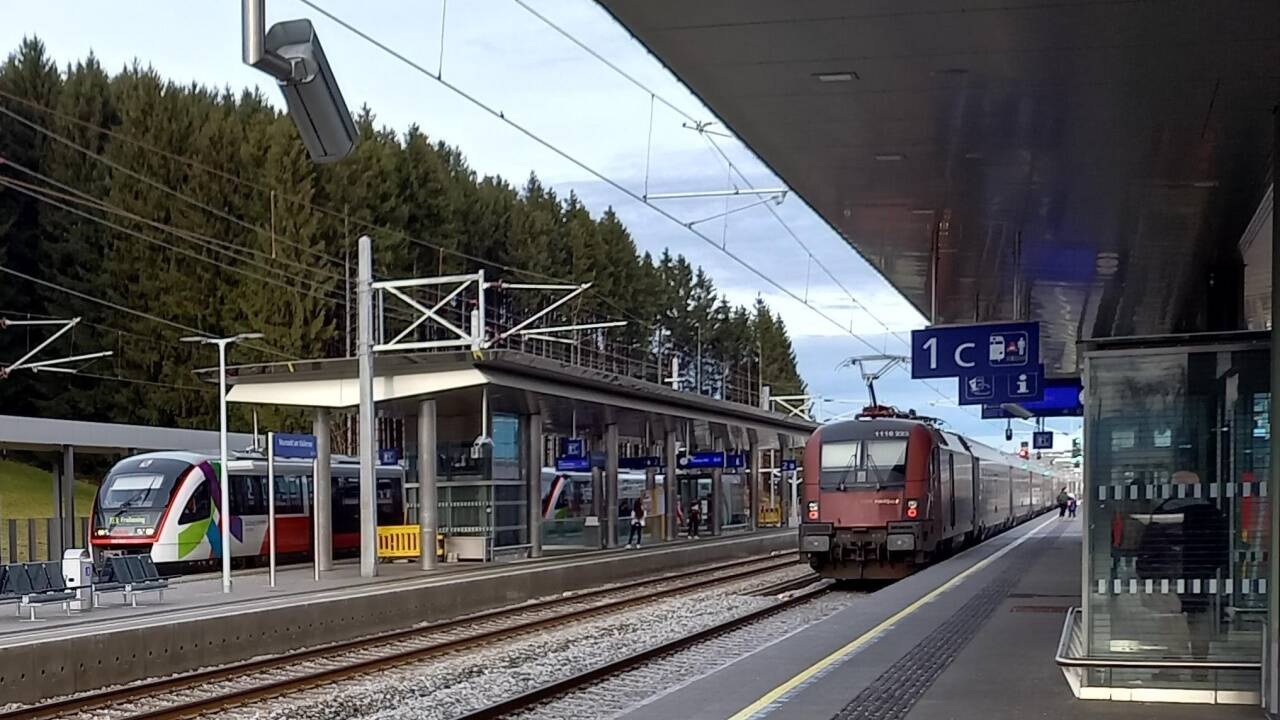Der neue Bahnhof Neumarkt am Wallersee wurde in 19 Monaten komplett umgebaut und präsentiert sich nun modern und barrierefrei. Der neue Bahnhof Neumarkt am Wallersee wurde in 19 Monaten komplett umgebaut und präsentiert sich nun modern und barrierefrei.