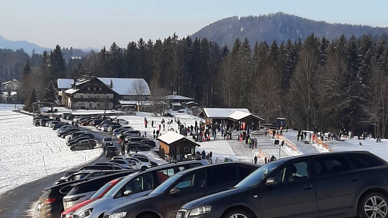Faistenau wird derzeit von Wintersportlern gestürmt. Anders als auf dem Bild zu sehen, wird oft auch rücksichtslos geparkt. 