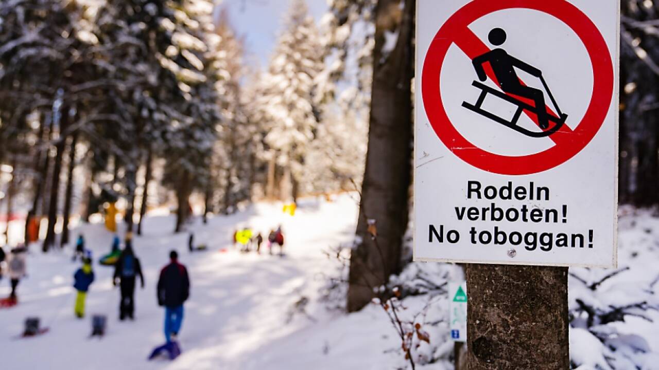 Liftbenutzung erlaubt, kostenfreies Rodeln verboten 