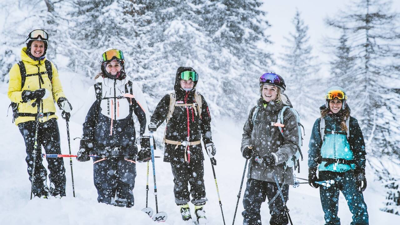Die Moderatorinnen Sandra Lahnsteiner (2. von rechts) und Karina Toth (rechts) stimmten sich bei einer Skitour mit ihren Gästen Viktoria Rebensburg, Nadine Wallner, Valentina Höll (von links) und Miriam Neureuther (nicht im Bild) auf den „Mountain Women’s Talk“ ein. 