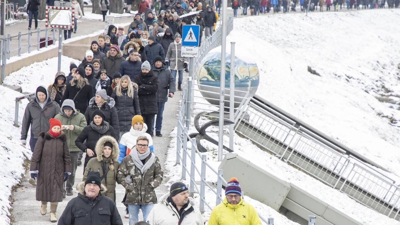 Rund 500 Menschen spazierten am Sonntag durch die Innenstadt, um gegen die Coronamaßnahmen zu protestieren. Rund 500 Menschen spazierten am Sonntag durch die Innenstadt, um gegen die Coronamaßnahmen zu protestieren.