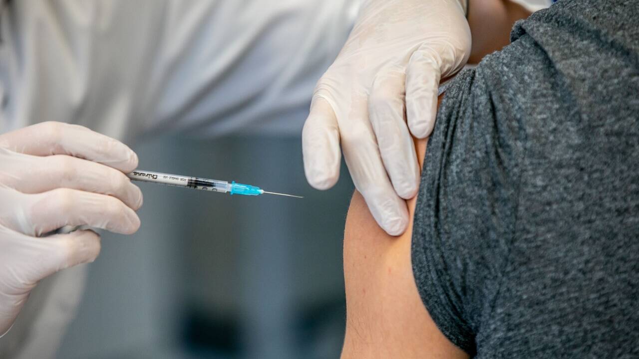 Viele Pflegekräfte lassen sich trotz anfänglicher Skepsis doch gegen das Coronavirus impfen. 