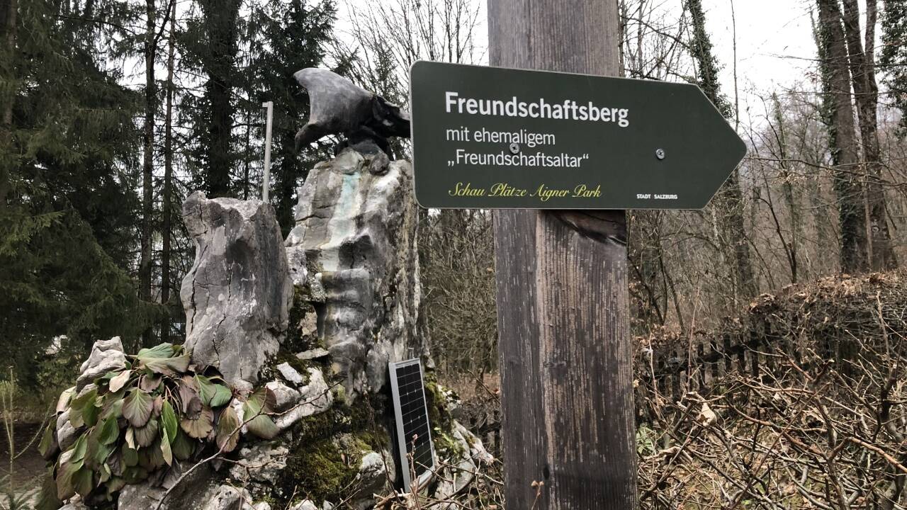 Wegweiser hinter dem Kriegerdenkmal in Aigen. Wegweiser hinter dem Kriegerdenkmal in Aigen.