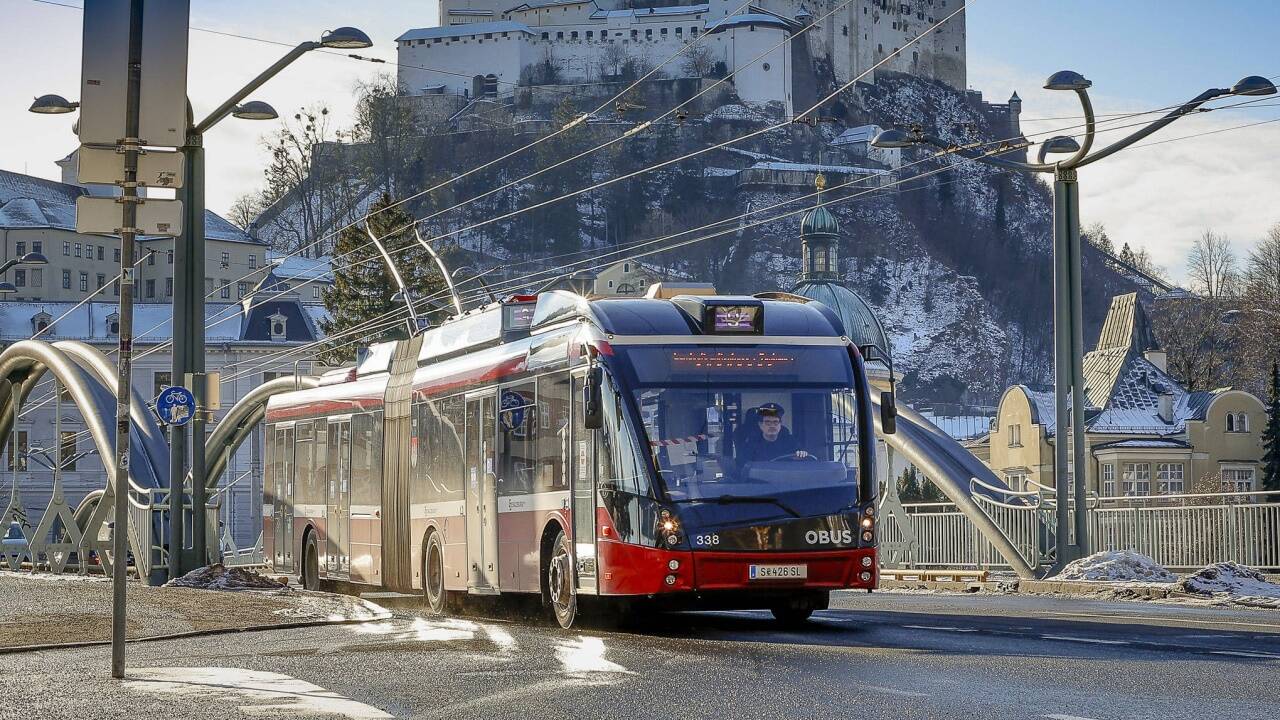 Der Obus soll in Bälde in eine Verkehrs-GmbH der Salzburg AG rollen. Geht es nach dem Verkehrslandesrat, dann werden am Ende des Tages (oder Jahres) aber Stadt und Land die Eigentümer sein. Der Obus soll in Bälde in eine Verkehrs-GmbH der Salzburg AG rollen. Geht es nach dem Verkehrslandesrat, dann werden am Ende des Tages (oder Jahres) aber Stadt und Land die Eigentümer sein.