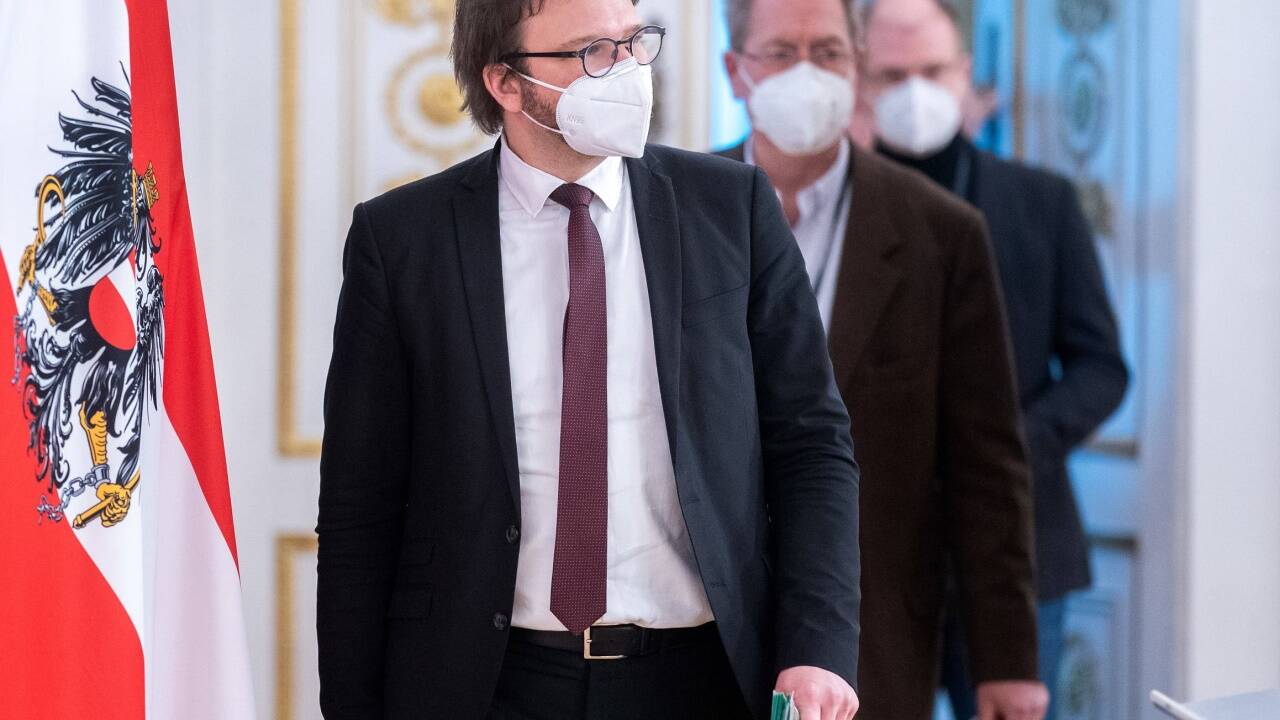 Herwig Ostermann (Geschäftsführer der Gesundheit Österreich GesmbH), Oswald Wagner (AKH Wien) und Andreas Bergthaler vom Forschungszentrum für Molekulare Medizin (CeMM) während eines Pressestatements im Bundeskanzleramt. 