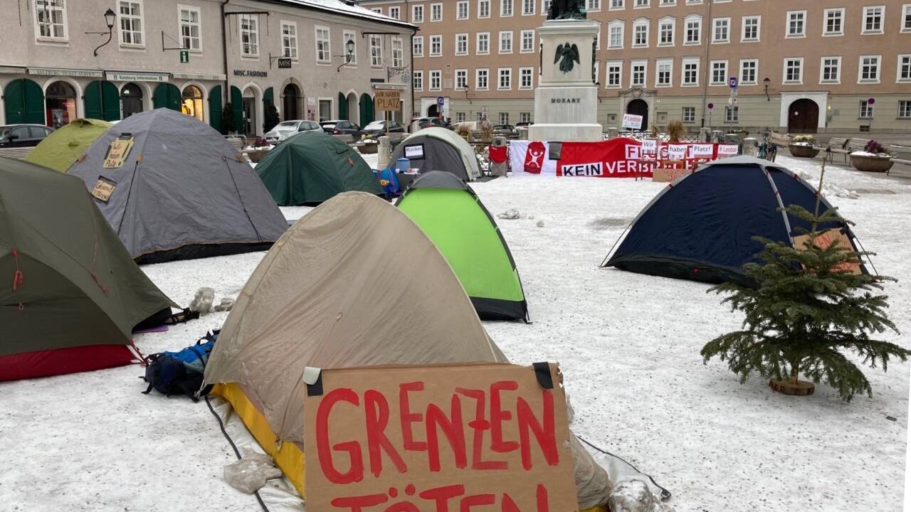 Schnee und Eis in der Altstadt: Aktivisten campierten in der Salzburger Altstadt.  