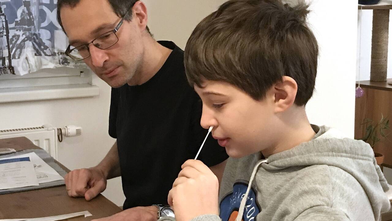 Ab Montag kommen an den Schulen die neuen Corona-Selbsttests für Schüler und Lehrer zum Einsatz – aufgrund der verschobenen Rückkehr in den Präsenzunterricht allerdings nur eingeschränkt. Bei den „Anterio-Nasal-Tests“ reicht ein einfacher Abstrich mit einem Tupfer im vorderen Nasenbereich, ein Ergebnis liegt nach rund 15 Minuten vor. Im Bild: Tim (9) mit seinem Vater. Ab Montag kommen an den Schulen die neuen Corona-Selbsttests für Schüler und Lehrer zum Einsatz – aufgrund der verschobenen Rückkehr in den Präsenzunterricht allerdings nur eingeschränkt. Bei den „Anterio-Nasal-Tests“ reicht ein einfacher Abstrich mit einem Tupfer im vorderen Nasenbereich, ein Ergebnis liegt nach rund 15 Minuten vor. Im Bild: Tim (9) mit seinem Vater.