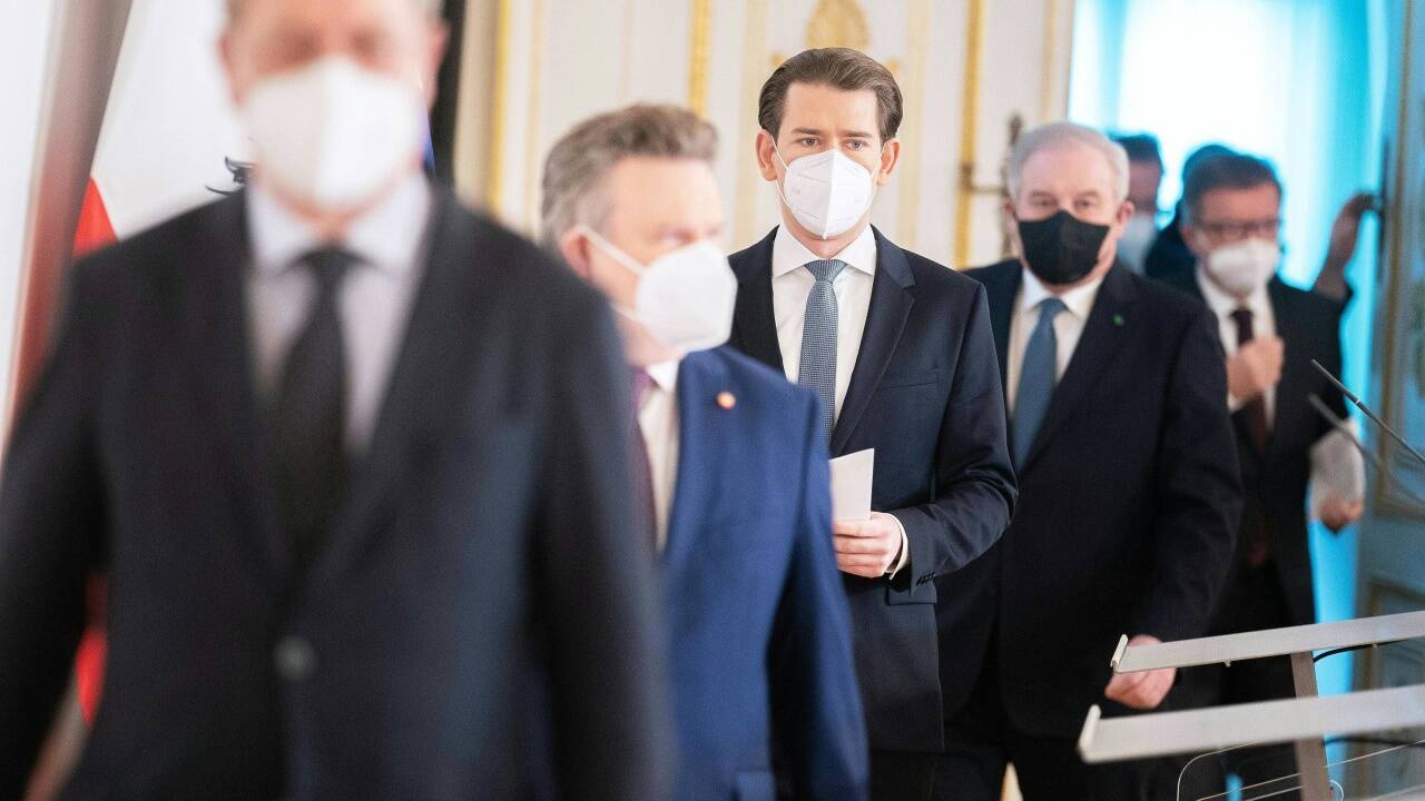 Männerschar: Der Vizerektor der MedUni Wien, Oswald Wagner, der Wiener Bürgermeister Michael Ludwig (SPÖ), Bundeskanzler Sebastian Kurz (ÖVP), der steirische Landeshauptmann Hermann Schützenhöfer (ÖVP) und Gesundheitsminister Rudolf Anschober (Grüne) schreiten zur Pressekonferenz am Sonntag, 17. Jänner, um die Verlängerung des Lockdowns zu verkünden. Männerschar: Der Vizerektor der MedUni Wien, Oswald Wagner, der Wiener Bürgermeister Michael Ludwig (SPÖ), Bundeskanzler Sebastian Kurz (ÖVP), der steirische Landeshauptmann Hermann Schützenhöfer (ÖVP) und Gesundheitsminister Rudolf Anschober (Grüne) schreiten zur Pressekonferenz am Sonntag, 17. Jänner, um die Verlängerung des Lockdowns zu verkünden.