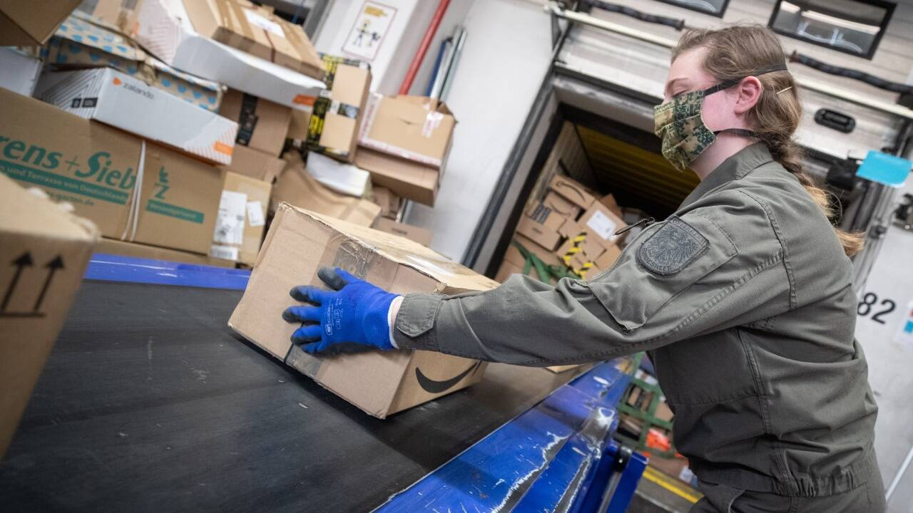 Zahlreiche Soldaten halfen im Post-Verteilerzentrum im Süden Wiens aus. 