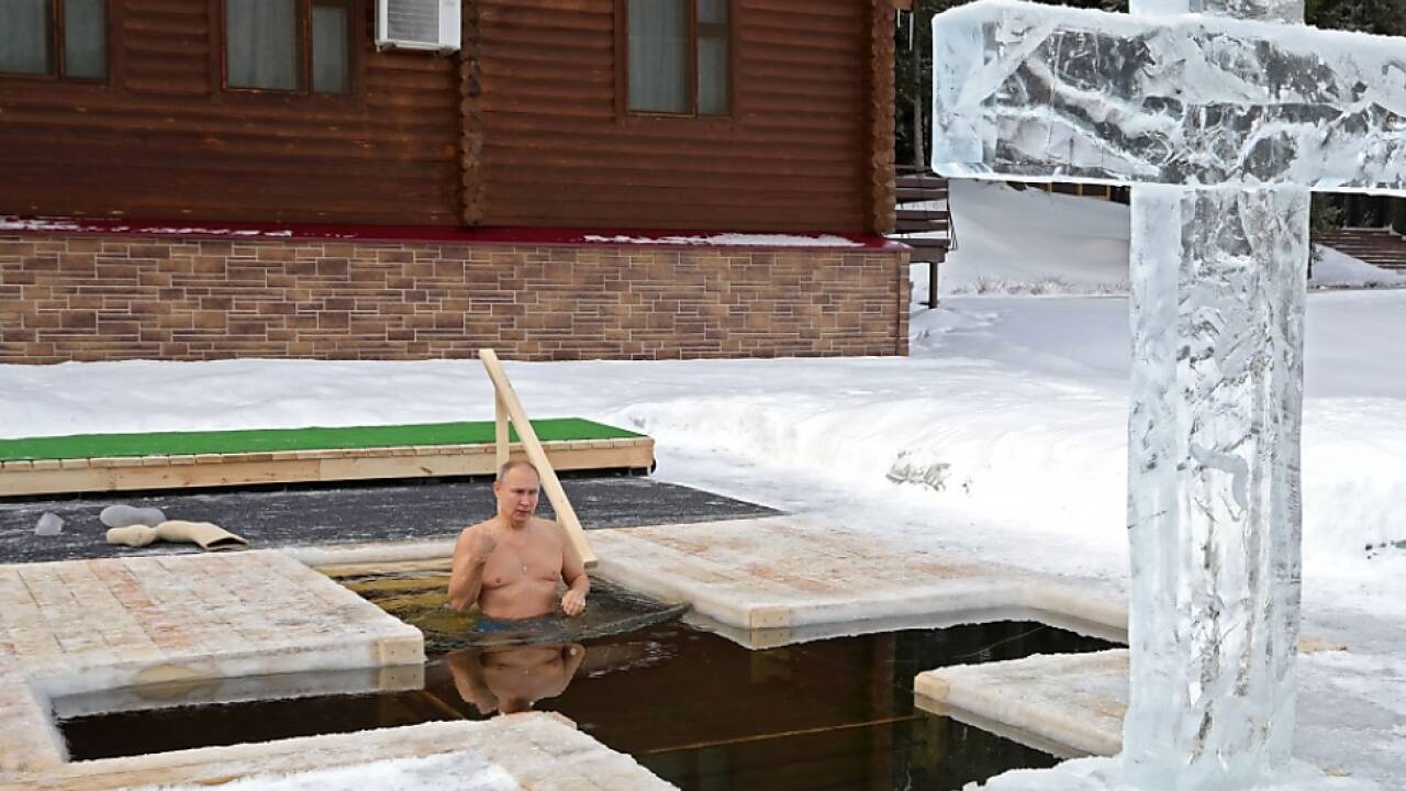 Auch Kremlchef Putin läutete das traditionelle Eisbaden ein 