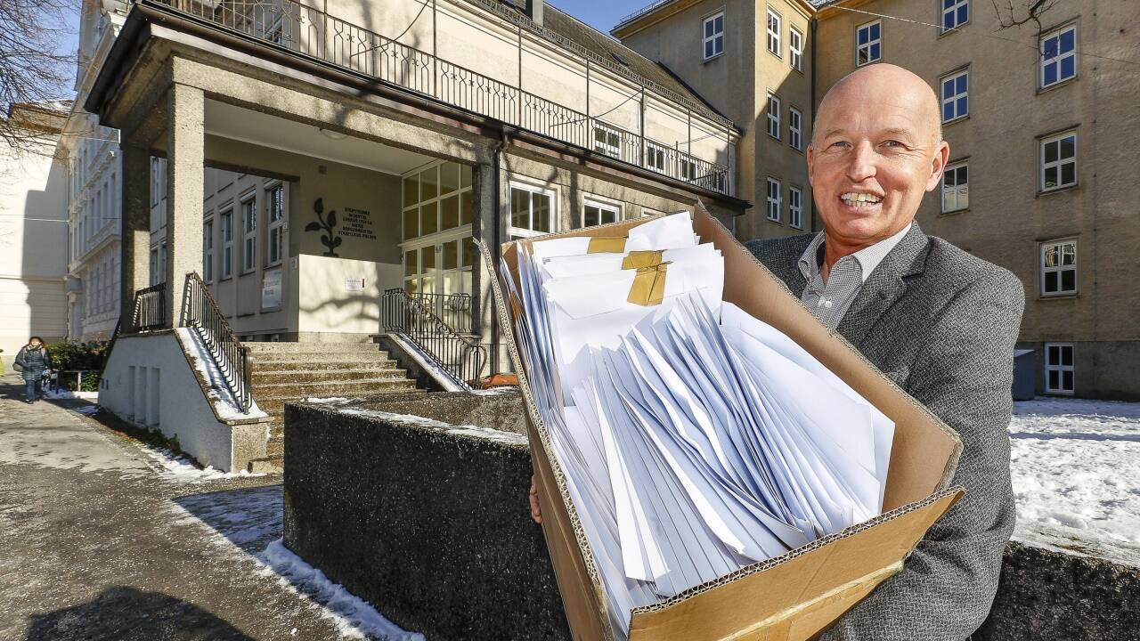 Direktor Thomas Schiendorfer von der Mittelschule in Salzburg-Nonntal bekam die Testkits am Dienstagvormittag geliefert. Direktor Thomas Schiendorfer von der Mittelschule in Salzburg-Nonntal bekam die Testkits am Dienstagvormittag geliefert.