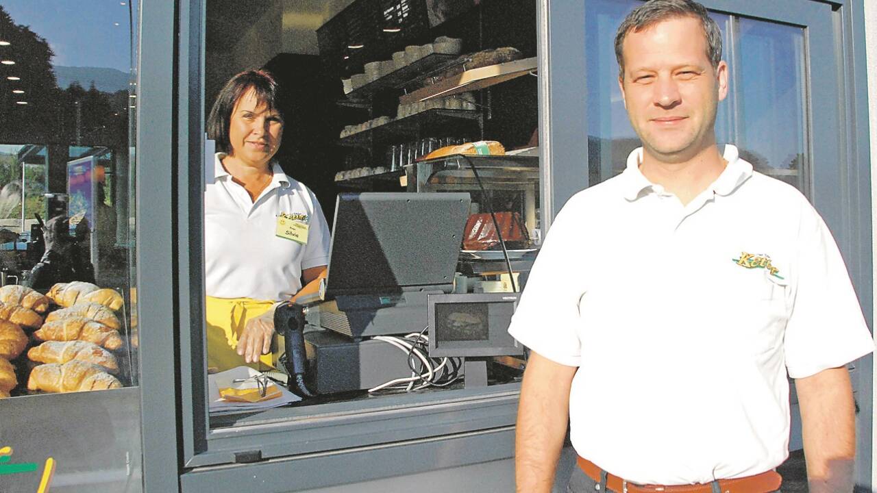 2010 hat Ketter-Geschäftsführer Hartmut Ketter – im Bild mit Verkäuferin Silvia – unweit der Autobahnauffahrt in Puch-Urstein noch eine Drive-in-Bäckerei eröffnet. Mit Ende Februar muss er sein Unternehmen nun schließen.  