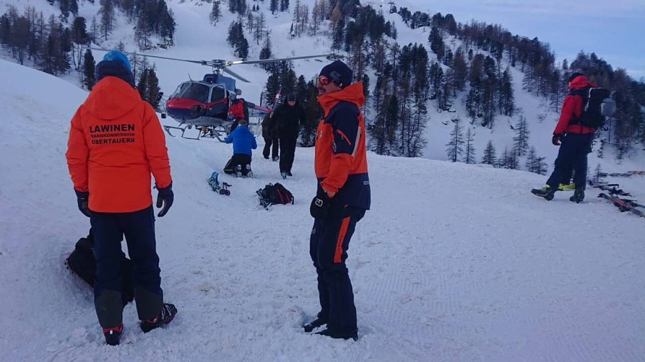 Die Skifahrer waren abseits der Pisten unterwegs. In dem Gebiet wird die Lawinengefahr vom Warndienst derzeit als erheblich (Stufe drei von fünf) eingestuft. 