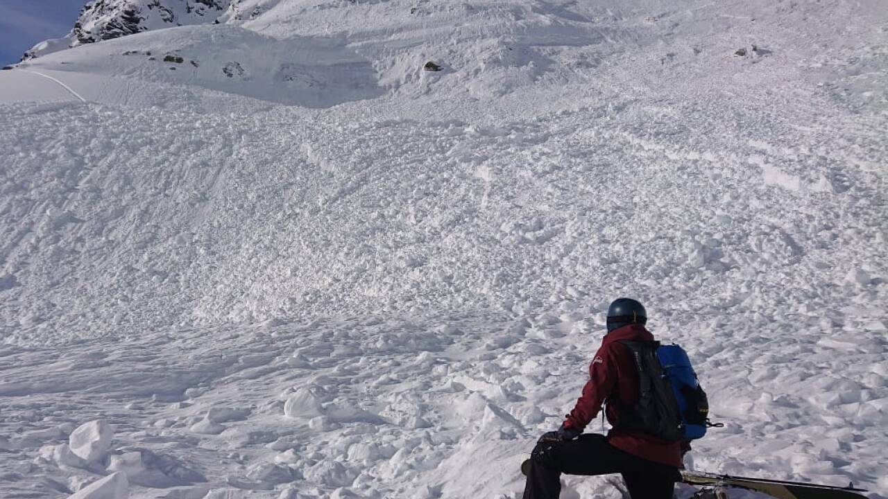 Der Abriss der ersten Lawine war laut Bergrettung rund 100 Meter breit. Die Retter sprachen von „unglaublichem Glück“, dass nicht mehr passiert sei. 