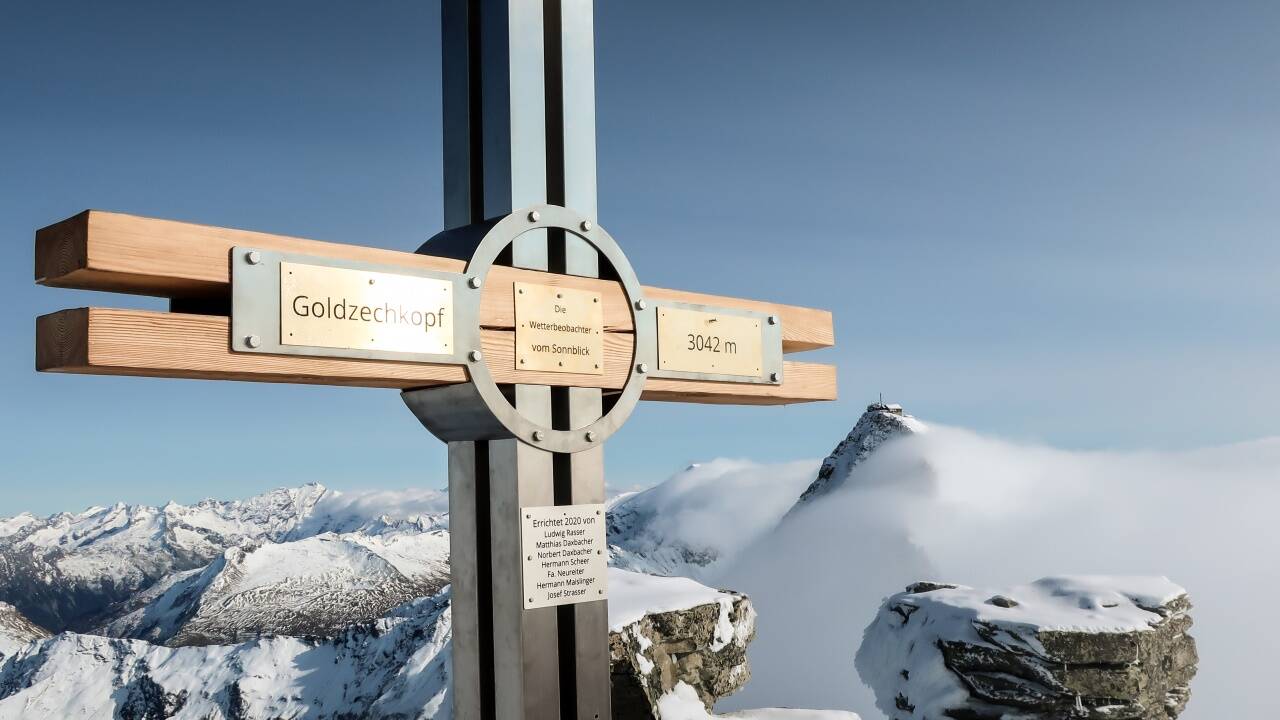 Das Kreuz mit dem Sonnblick rechts im Hintergrund. 