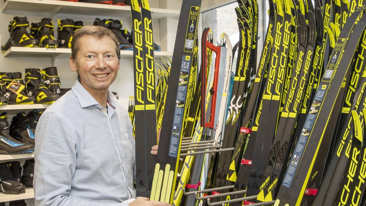 Rudi Auer in seinem Sportartikelgeschäft in Faistenau.  