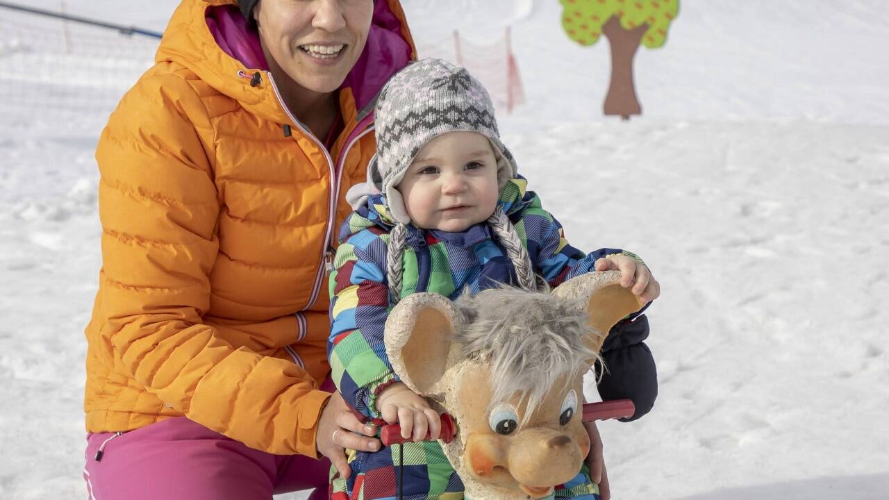 Mia mit ihrer Mutter Marijan Stevic beim Rodeln in Faistenau. 