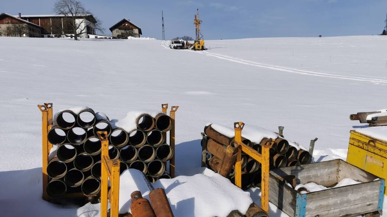 Im Köstendorfer Ortsteil Haunharting laufen seit voriger Woche geologische Erkundungen im Auftrag der ÖBB. 
