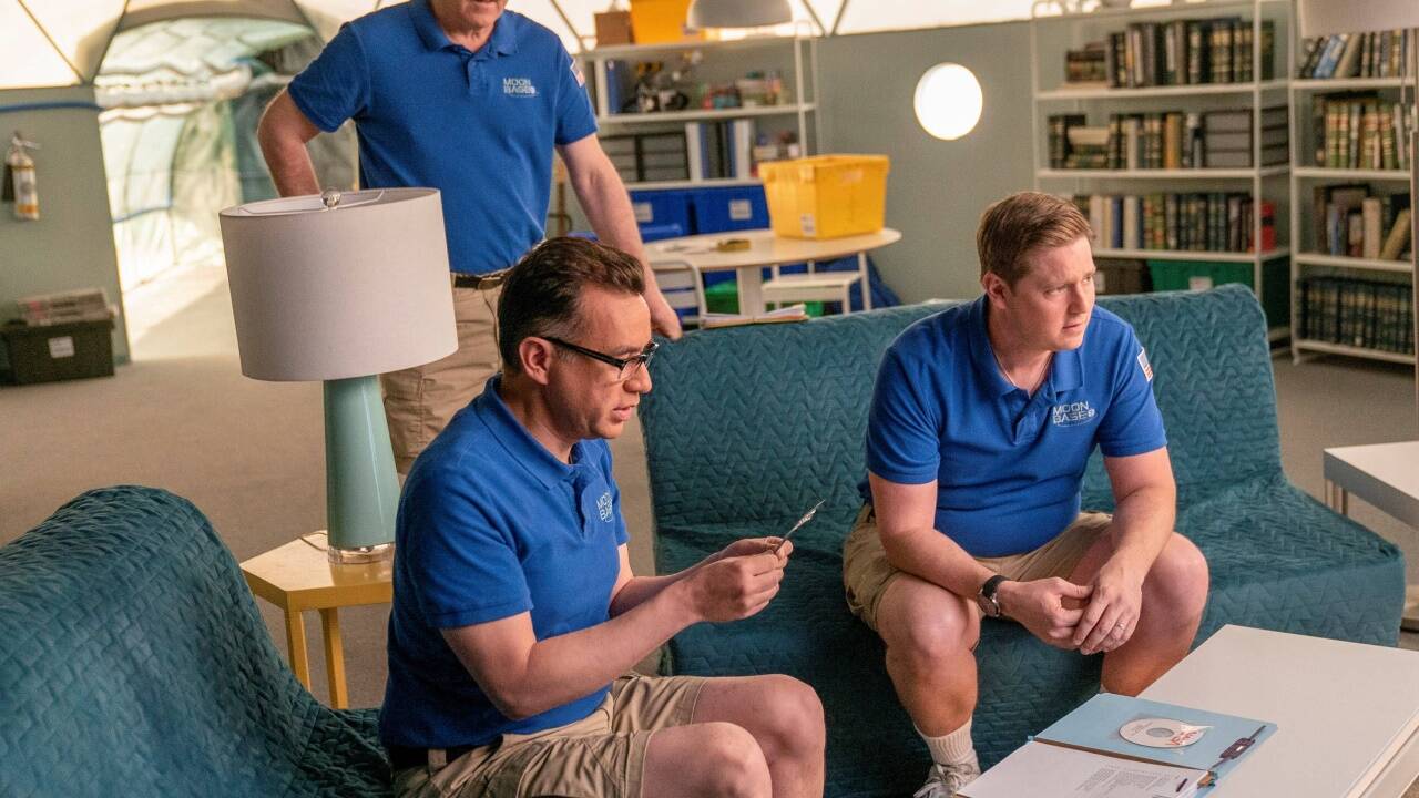 Warten auf den lang ersehnten Mondflug: John C. Reilly als Cap, Fred Armisen als Skip und Tim Heidecker als Rook (von links nach rechts). 