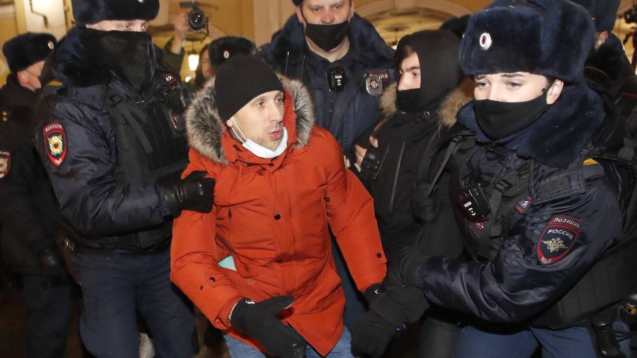 Polizisten verhaften einen Nawalny-Unterstützer in St. Petersburg. Polizisten verhaften einen Nawalny-Unterstützer in St. Petersburg.