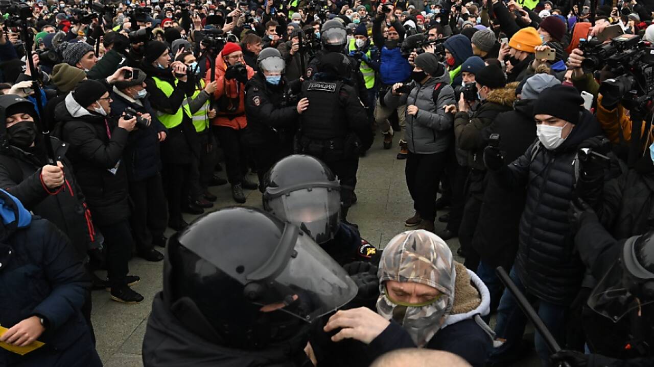 Die Polizei geht mit Härte gegen Kreml-kritische Demonstranten vor 