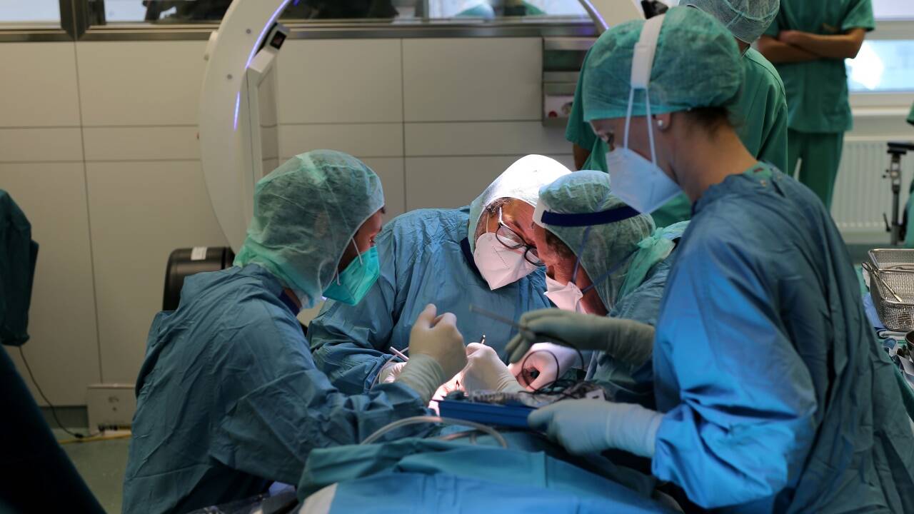Ein 19-köpfiges Team des Uniklinikums Salzburg verband bei einer Tumor-OP am Schädel erstmals moderne Navigation, Bildgebung und 3D-Druck.  