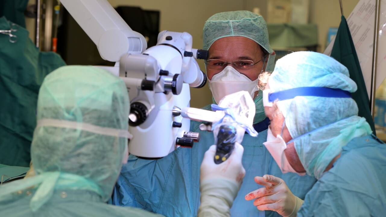 Ein 19-köpfiges Team des Uniklinikums Salzburg verband bei einer Tumor-OP am Schädel erstmals moderne Navigation, Bildgebung und 3D-Druck.  