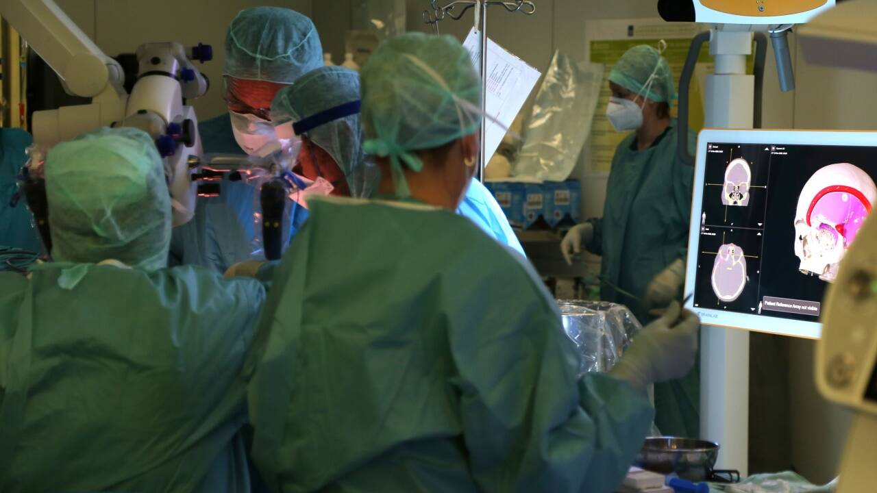 Ein 19-köpfiges Team des Uniklinikums Salzburg verband bei einer Tumor-OP am Schädel erstmals moderne Navigation, Bildgebung und 3D-Druck.  