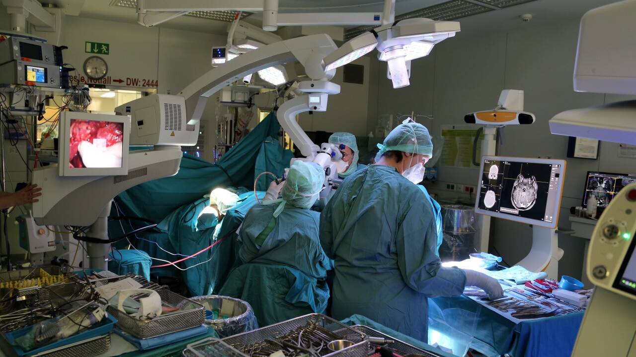 Ein 19-köpfiges Team des Uniklinikums Salzburg verband bei einer Tumor-OP am Schädel erstmals moderne Navigation, Bildgebung und 3D-Druck.  