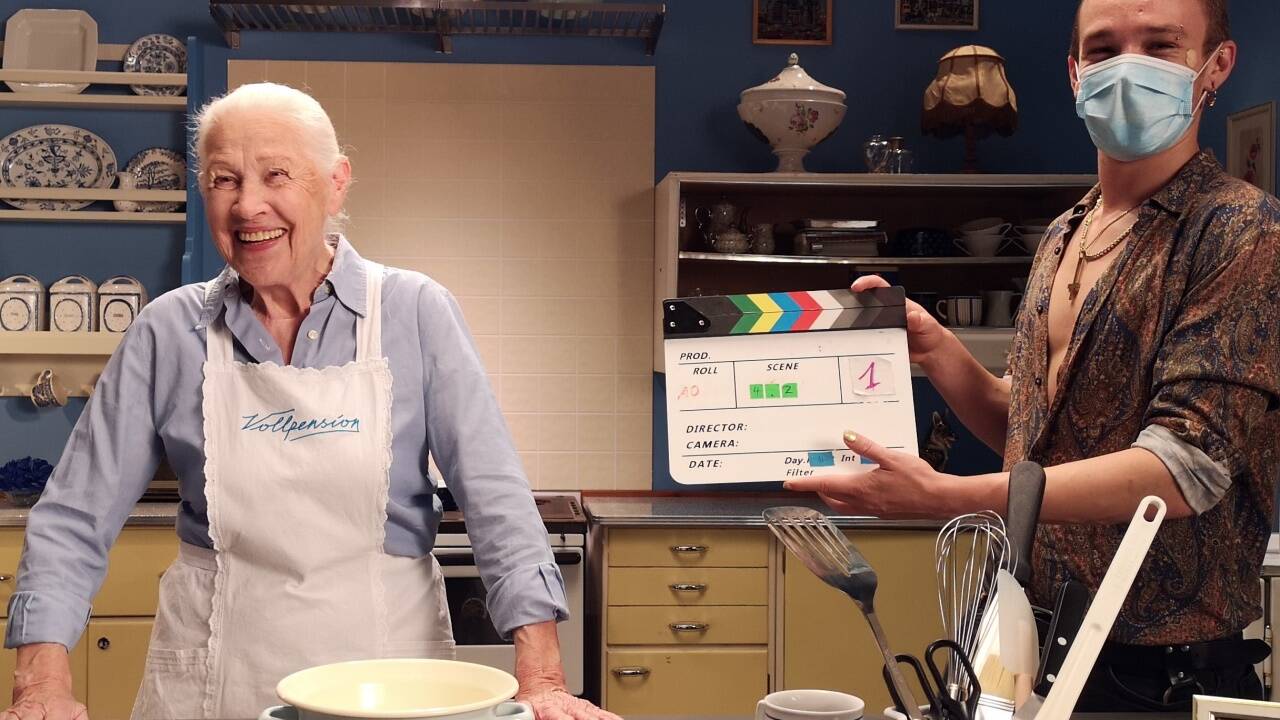 Mutter Mayr“ beim Dreh: Wer Jahrzehnte lang Übung hat, kennt auch im Studio keine Nervosität .  