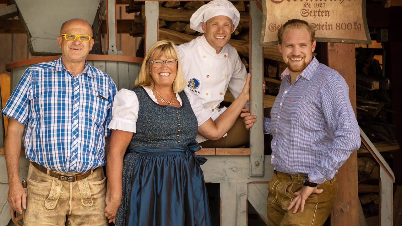 Wolfgang, Karin, Wolfgang jr. und Reinhard Bauer sind die dritte und vierte Generation in der Bäckerei in Mühlbach. Wolfgang, Karin, Wolfgang jr. und Reinhard Bauer sind die dritte und vierte Generation in der Bäckerei in Mühlbach.