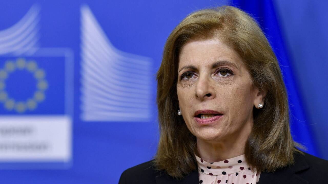 Stella Kyriakides, die EU-Kommissarin für Gesundheit, will vom Pharmakonzern AstraZeneca wissen, wo die Impfdosen sind, für deren Produktion die EU bezahlt hat. 