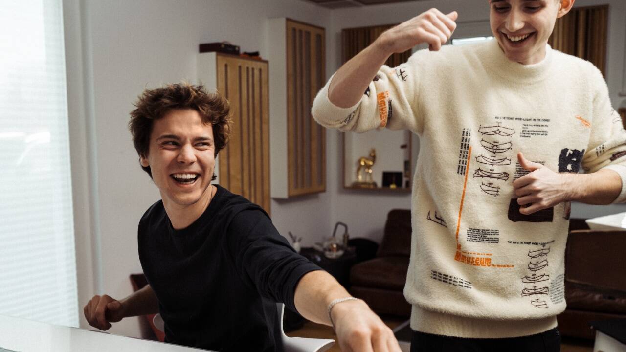Felix Jaehn (l.) und Tobias Waß alias DJ Toby Romeo starten mit einer neuen Single ins Jahr.  