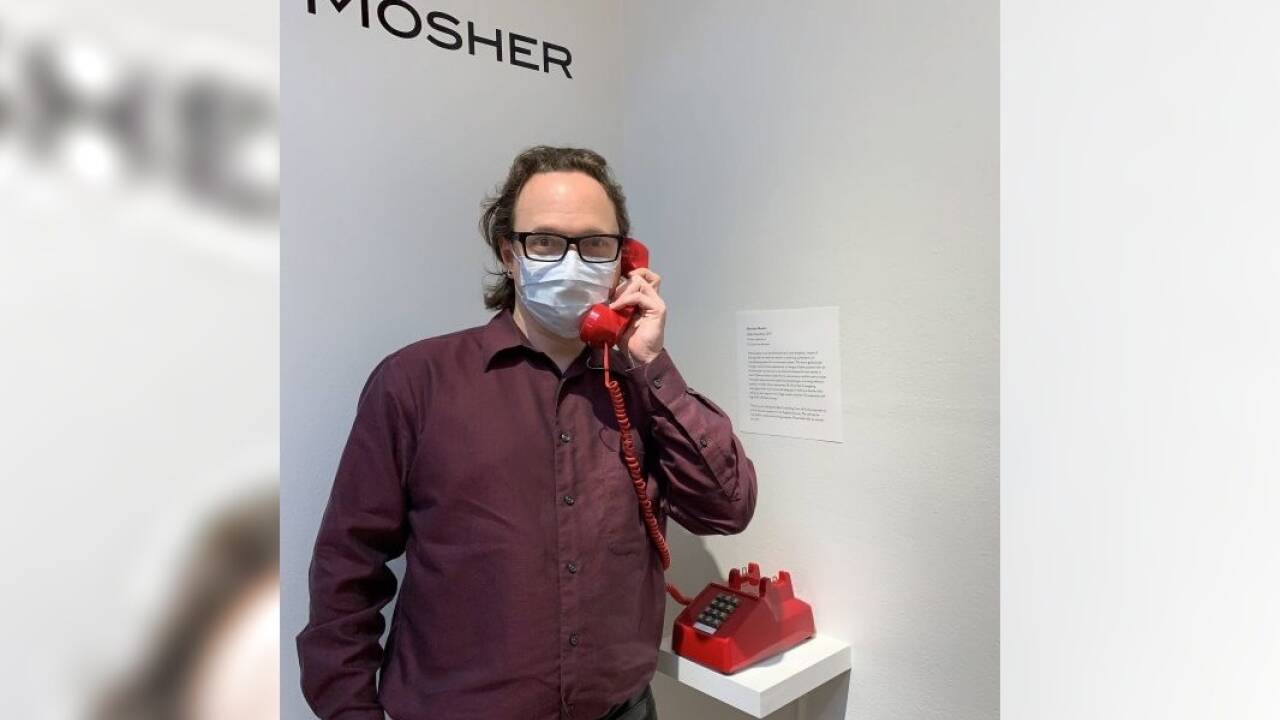 Künstler Matthew Mosher mit seinem Telefon-Orakel. 