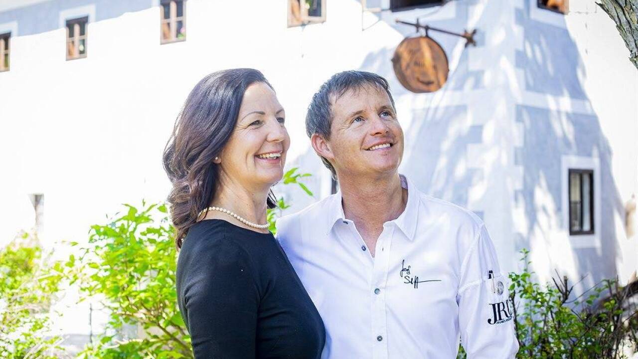 Maria und Josef Steffner vor ihrem Mesnerhaus in Mauterndorf. 