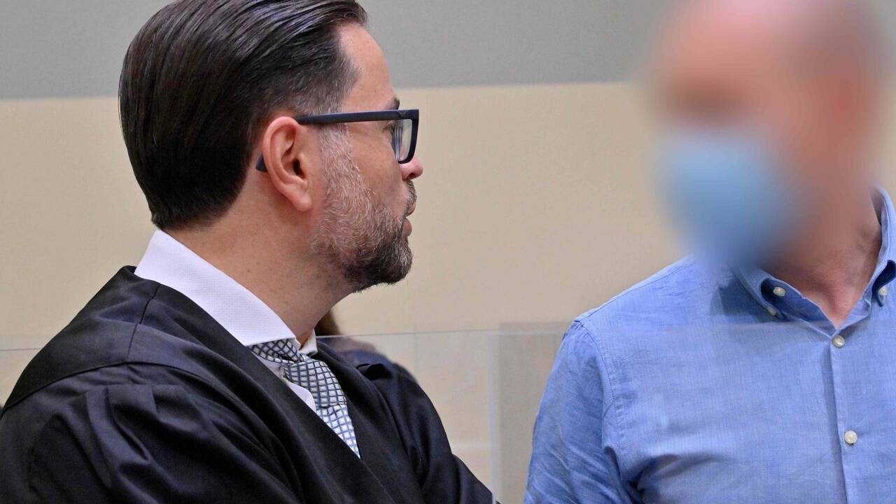 Sportarzt Mark S. und sein Anwalt Juri Goldstein beim Prozess in München. 