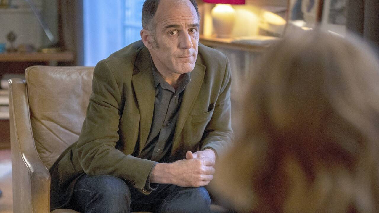 Ein guter Zuhörer und Fragensteller: Psychoanalytiker Philippe Dayan (Frédéric Pierrot) in der Serie „In Therapie“. Ein guter Zuhörer und Fragensteller: Psychoanalytiker Philippe Dayan (Frédéric Pierrot) in der Serie „In Therapie“.