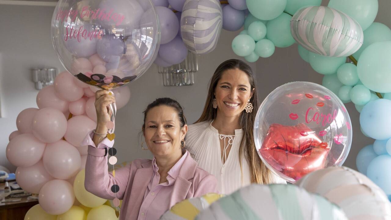Agnes Kuschee aus Elsbethen (rechts) und ihre Schwester Tina Saliger schicken personalisierte Ballons auf die Reise.  