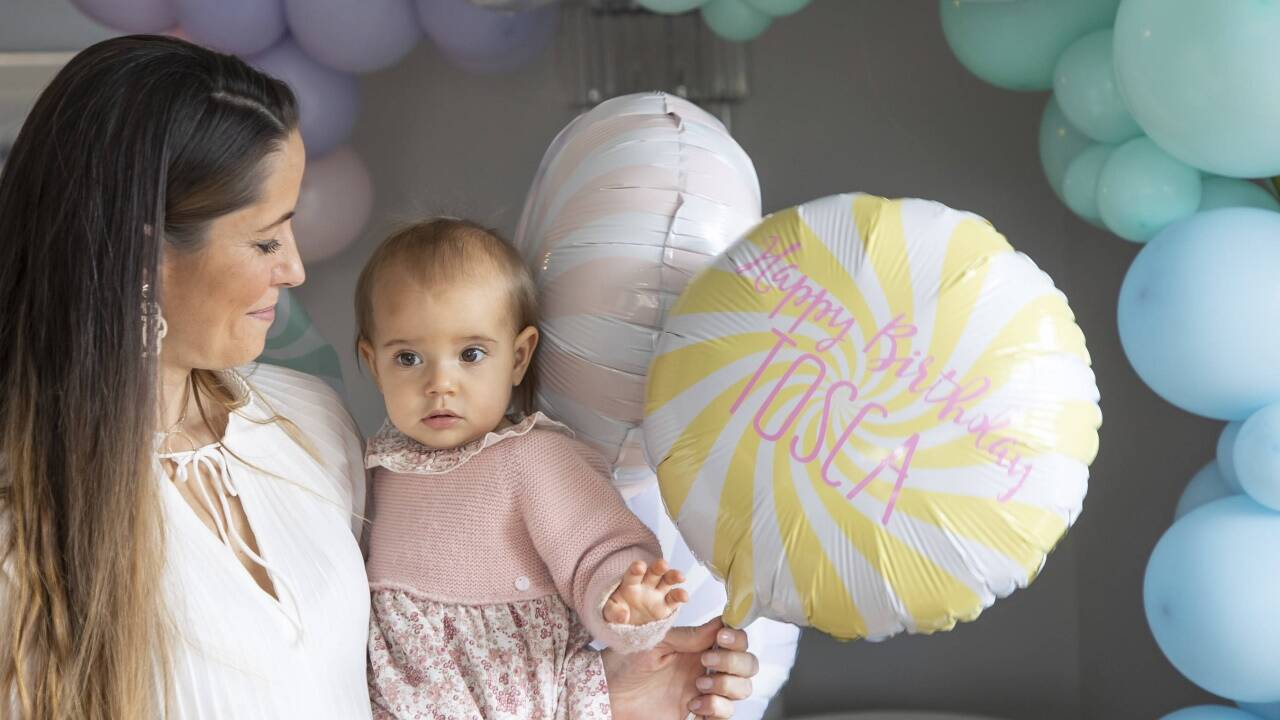 Agnes Kuschee und Tochter Tosca, die vor wenigen Tagen ihren ersten Geburtstag gefeiert hat.  