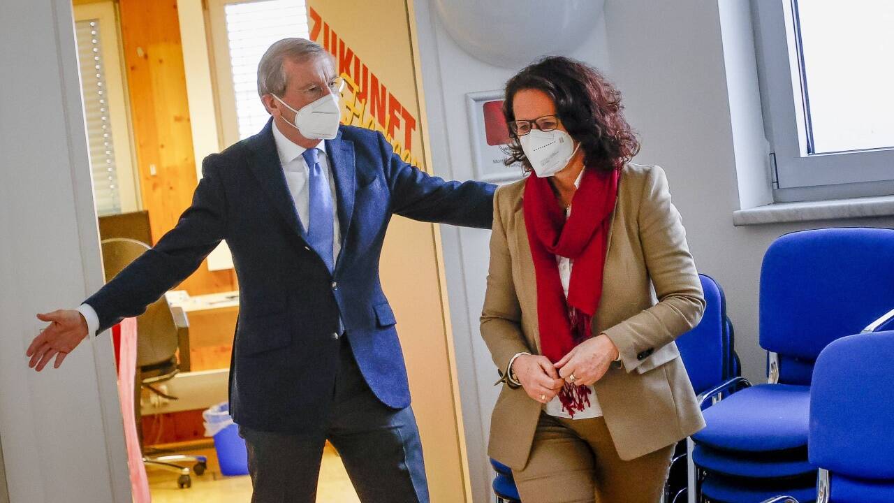  LH Wilfried Haslauer präsentierte Daniela Gutschi als Nachfolgerin von Maria Hutter.  