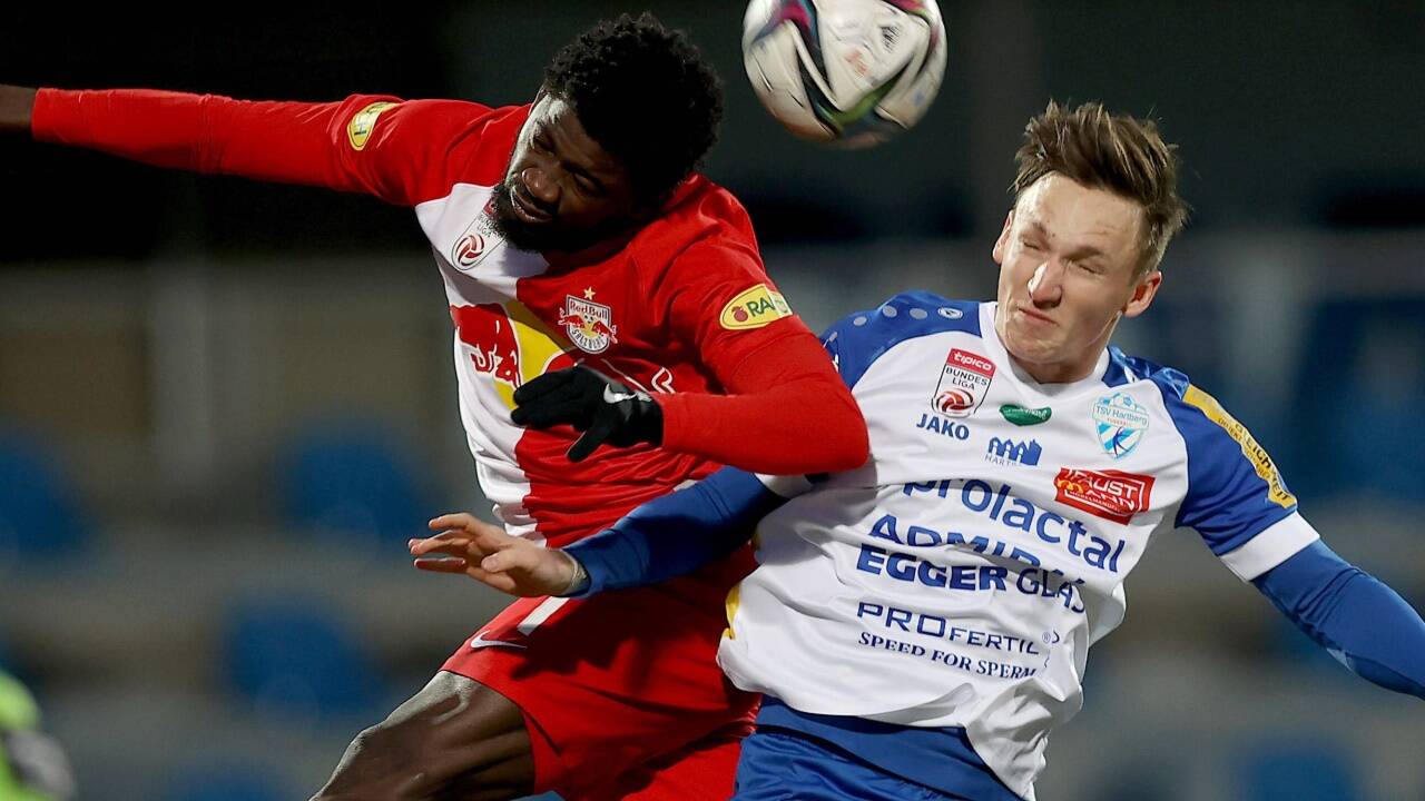 Sekou Koita setzt sich gegen Julius Ertlthaler durch.  